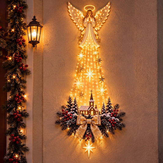 Ángel de Luz encendido en la entrada de una casa, junto a un farol y una guirnalda navideña